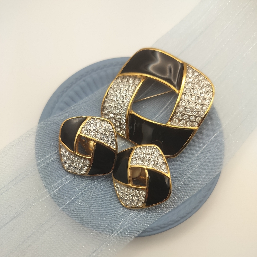 Vintage Chic Black and Gold Tone Brooch And Clip On Earrings Set